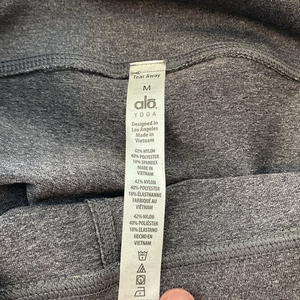 ALO Yoga Airbrush Capri Leggings In heather grey. BNWT. Size M - Picture 5 of 5